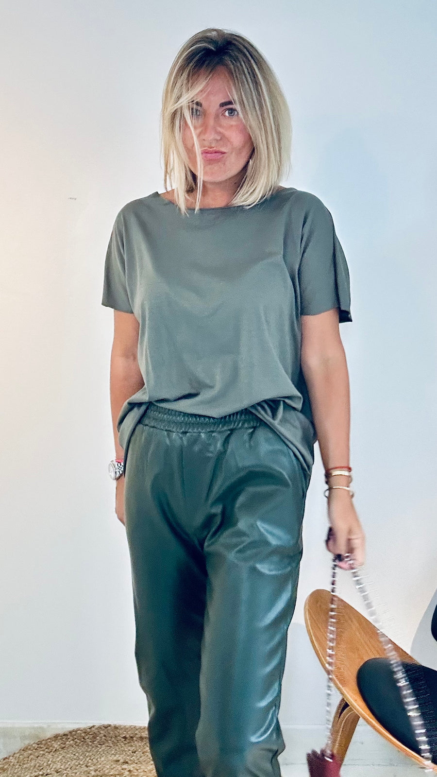 Pantalon Mahaut en simili cuir kaki esprit jogging – Les Coulisses