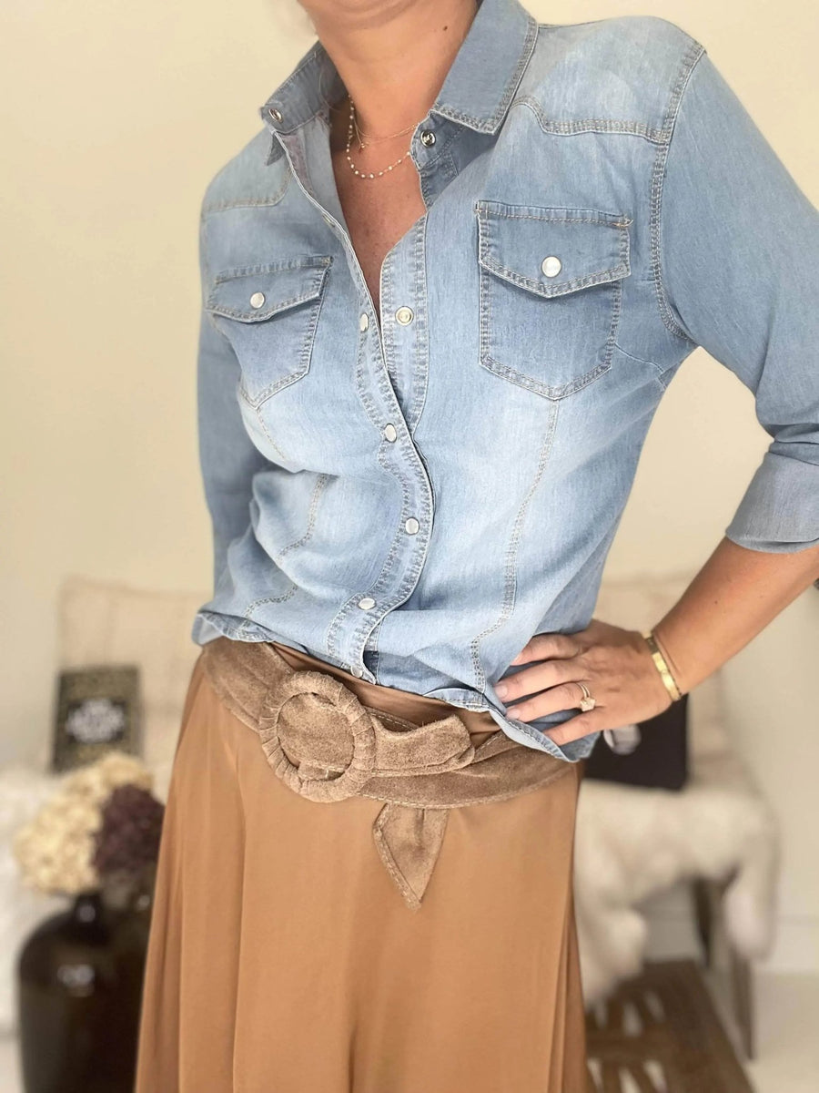 Chemise Jannette en jeans coupe droite avec poches sur la poitrine - Les Coulisses d’Elo